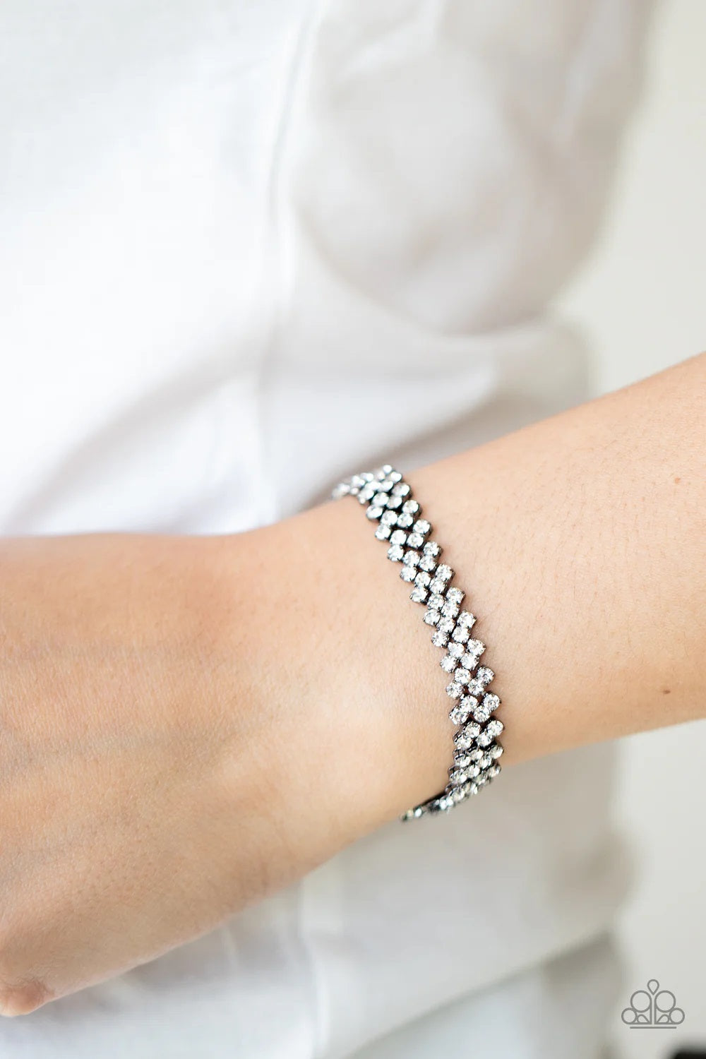 Paparazzi Chicly Candescent-Black