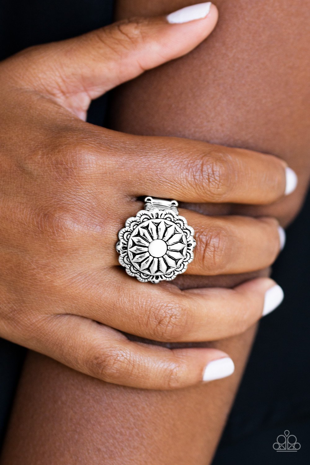 Paparazzi Daringly Daisy-White