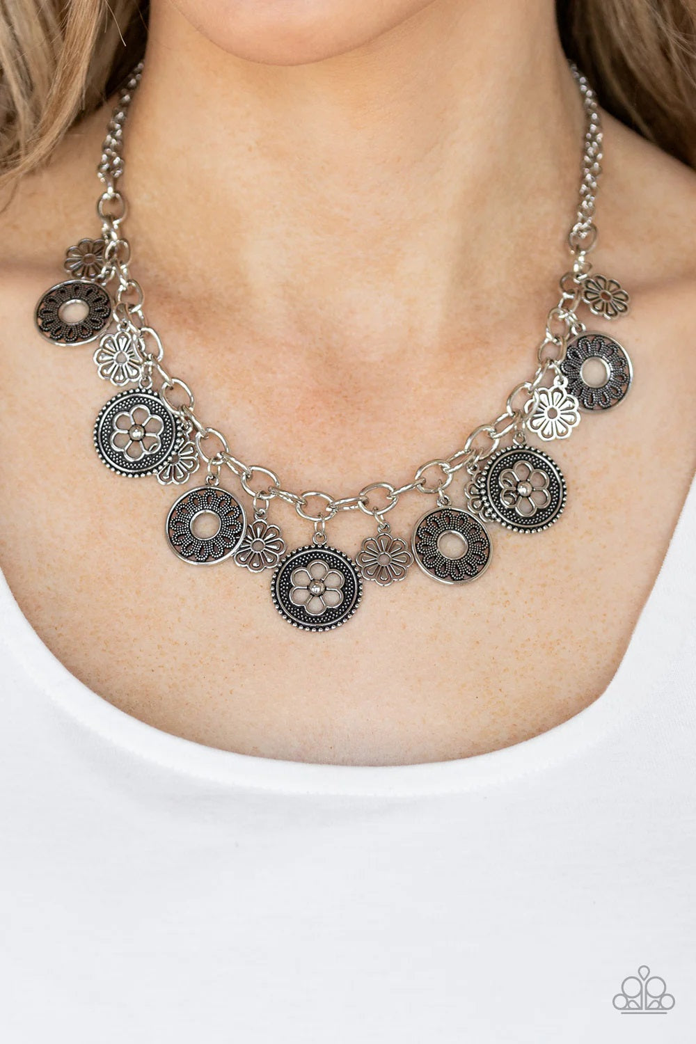 Paparazzi Meadow Masquerade Silver