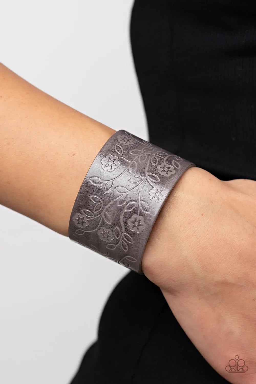 Paparazzi Rosy Wrap Up- Silver